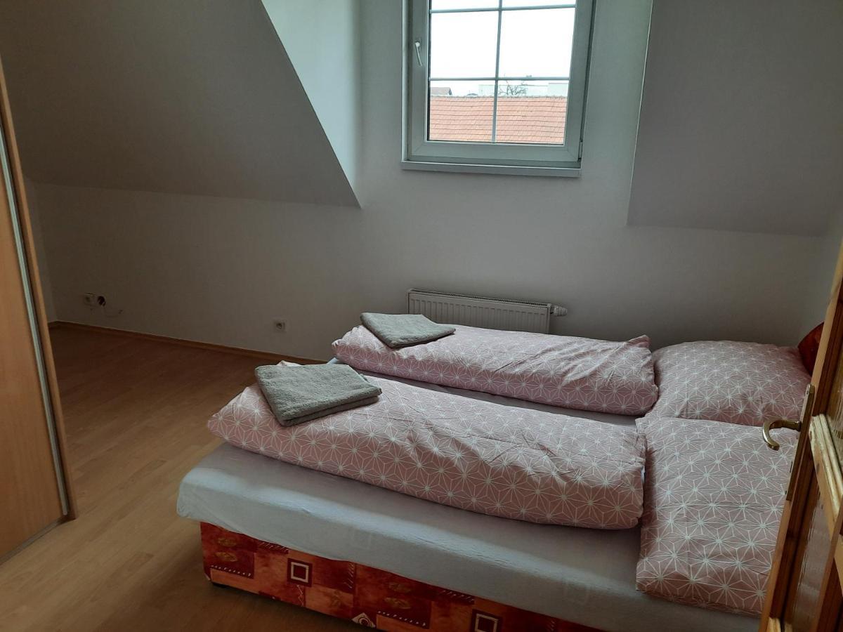 Apartman Chiarita Nemšová Εξωτερικό φωτογραφία