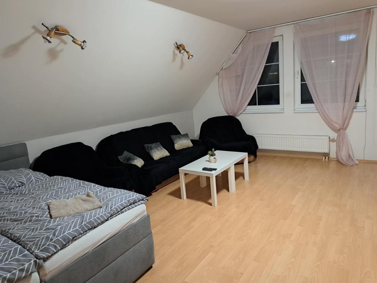 Apartman Chiarita Nemšová Εξωτερικό φωτογραφία